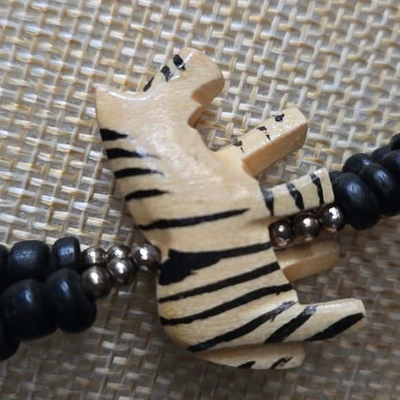 Vintage Necklace. Black Wooden Beads, Safari Animals. Excellent Condition. - Picture 5 of 10